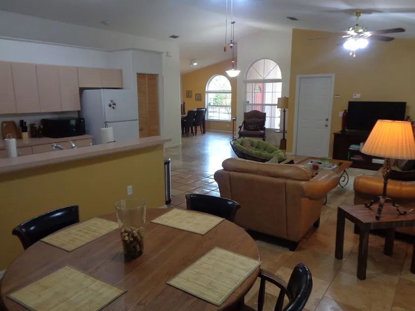 Tampa Bungalow - Hot Tub/Pets/4Bed 2Bath/Easy Tampa Bay Reach - Image 1