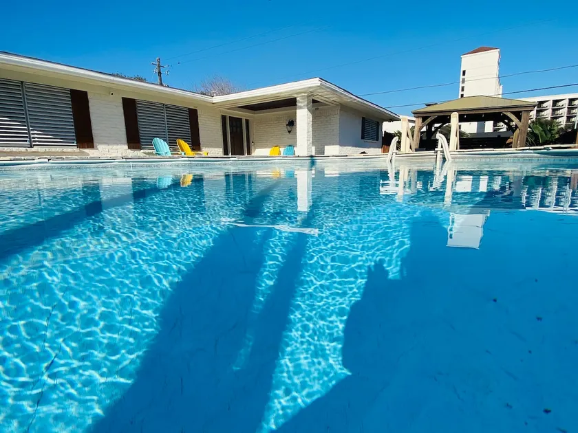 Great 3BD/2BR/2LR Pool & Spa, 2 min to beach & all - Image 1