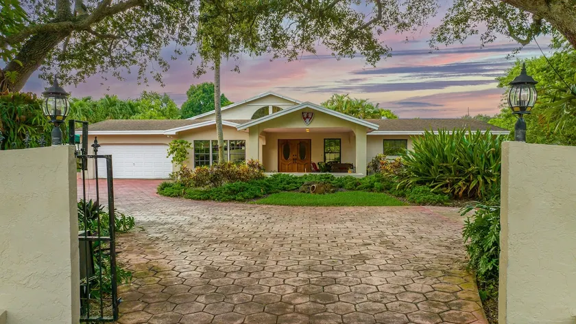 Four Oaks Hideaway in Homestead/Redlands - Image 1