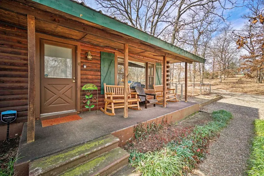 Hidden Oaks Log Cabin near Lake Arbuckle - Image 1