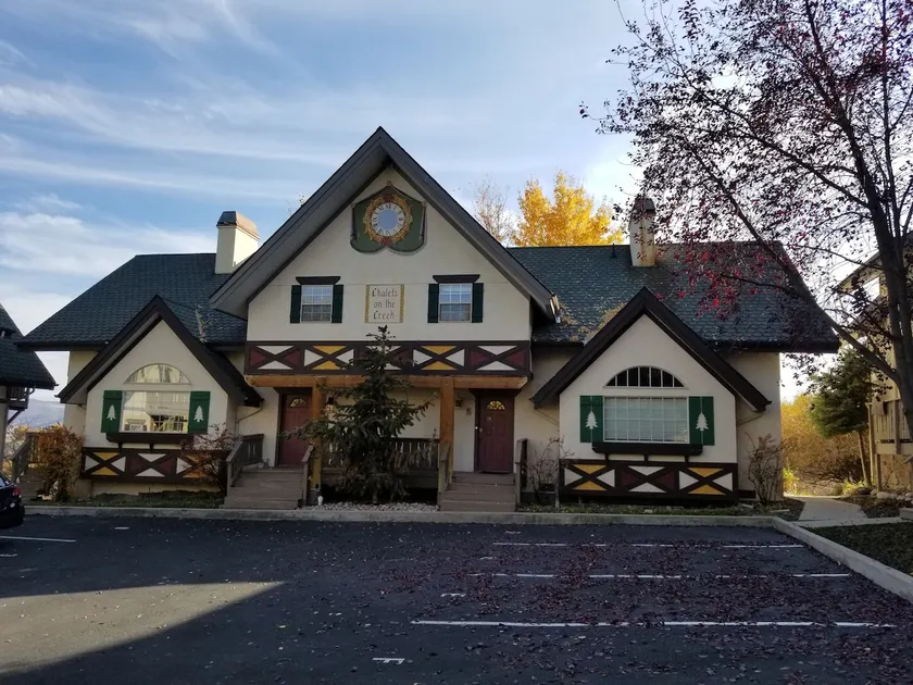 Vraiment un chalet suisse!  Ce chalet de 3 chambres est situé dans la vallée de Midway - Image 1