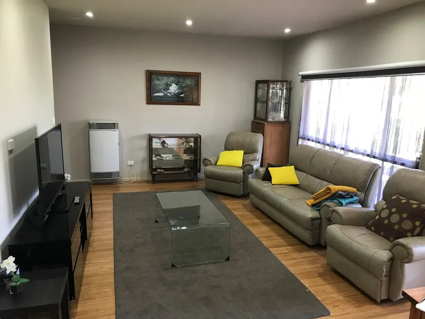Cosy & Central 4 Bed Family Home - Image 1