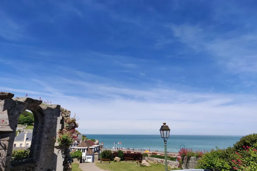 Seafront house - Image 1