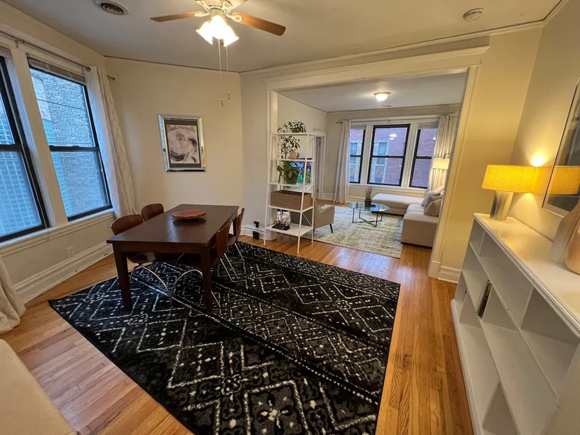 Bright Lakeview East 3-Bedroom - Image 1