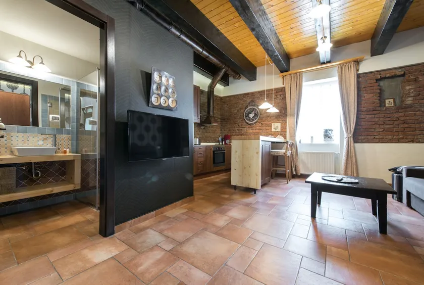 Charming in the Best Location - Image 1