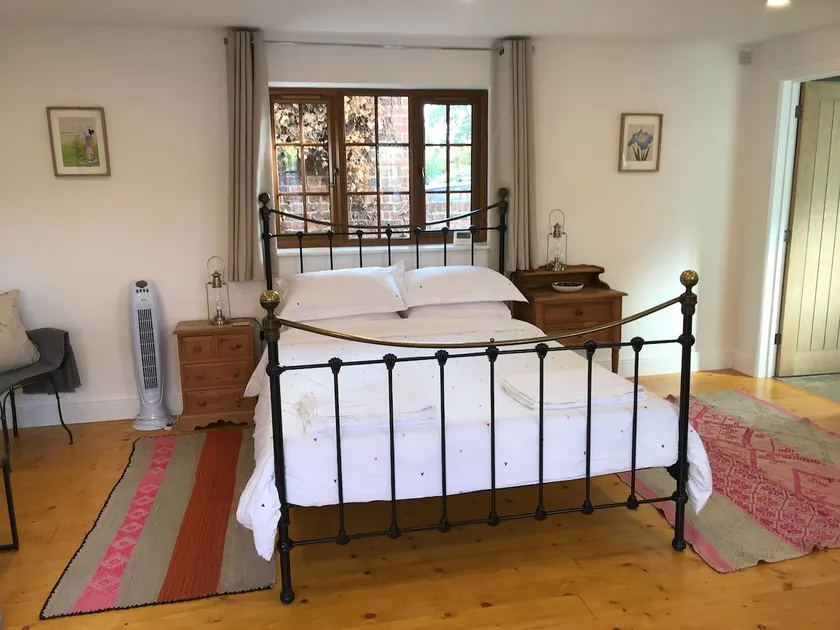 Adorable 1 bedroom guest house in Chobham - Image 1