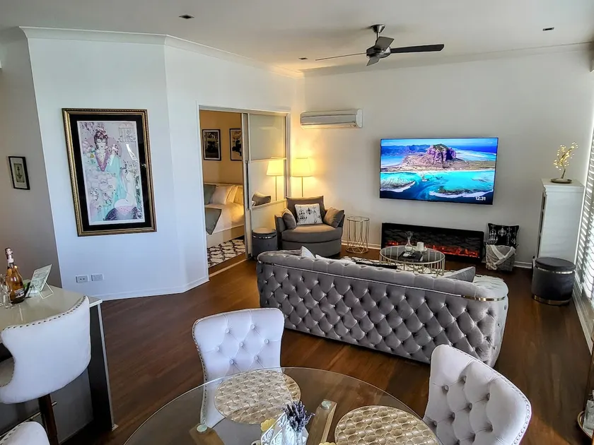 ”LUXE” Luxury Waterfront Living with Skyline Views - Image 1