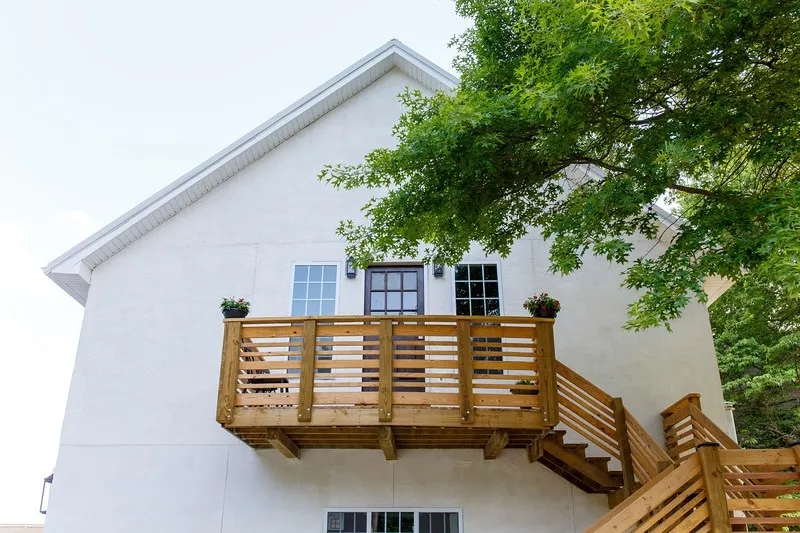 Historic Carriage House Near Louisville Hotspots - Image 1