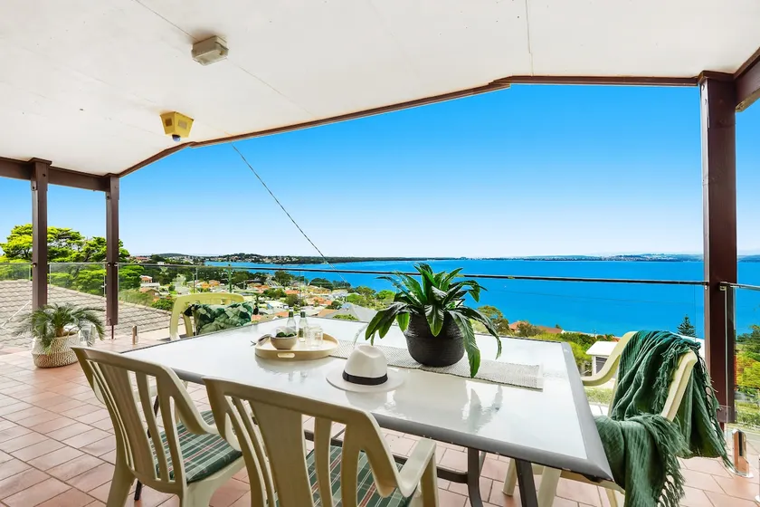 Spectacular Lake and Ocean View Holiday Home - Image 1