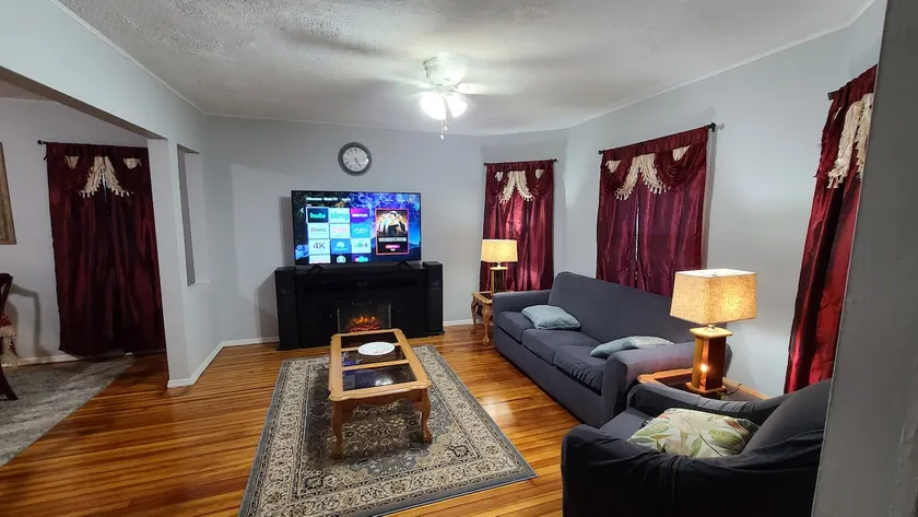 lovely 3 bedroom apartment with indoor electric fireplace. - Image 1