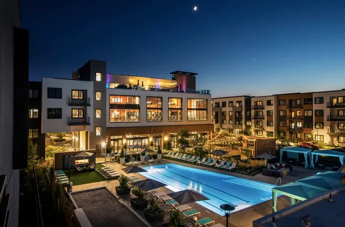 Spacious & Luxurious 1 BR w/Pool & Free Parking - Image 1