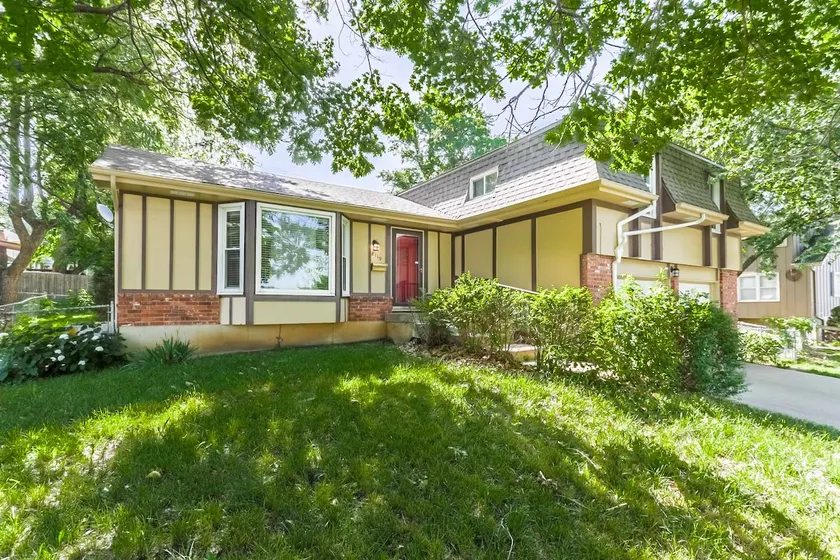 &Luxury single family house # 2 in Overland Park - Image 1