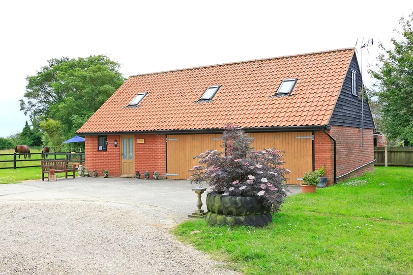 Hedge Lodge - Image 1