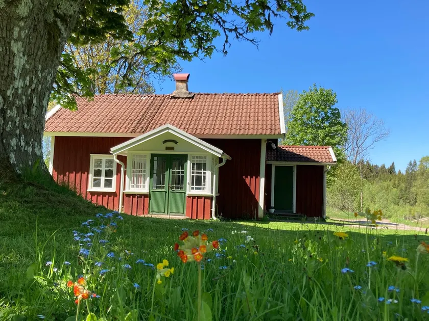 19th-century cottage in scenic surroundings - Image 1