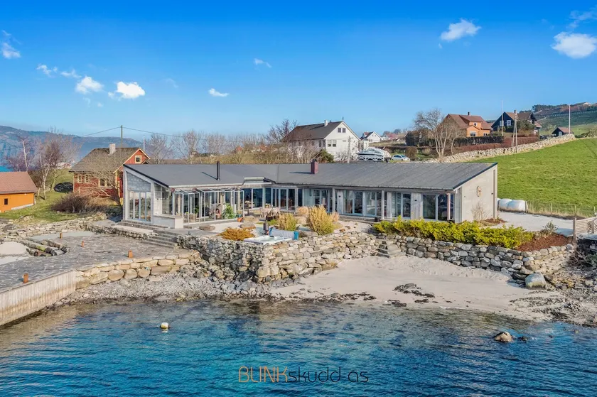Villa by the sea with private jetty and beach - Image 1