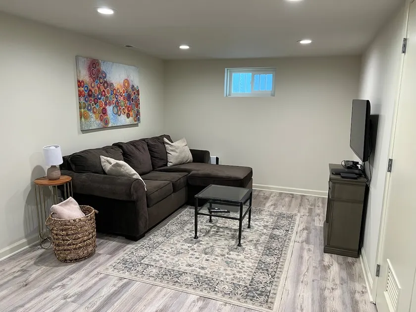 Spacious and private mother-in-law, great location - Image 1