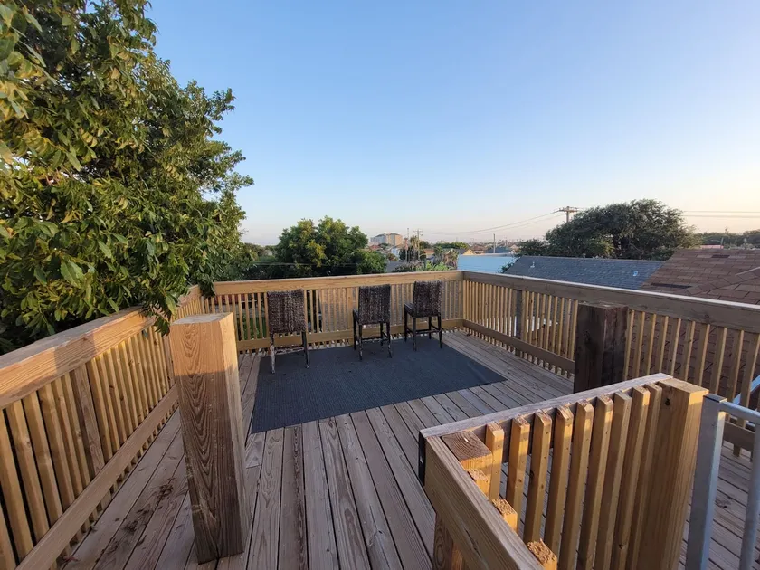 Spacious upstairs unit with 2-level deck - Image 1