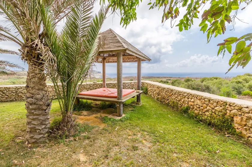 Traditional farmhouse with spectacular sea views - Image 1