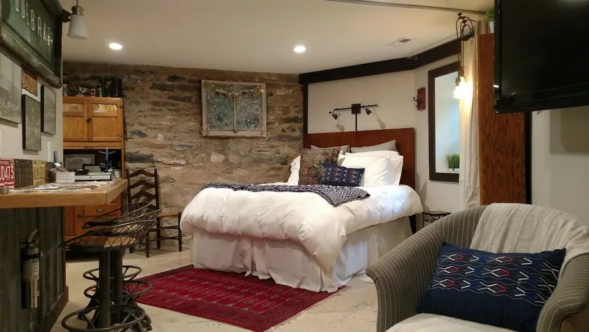 Beautiful suite, spa bathroom & gardens - Image 1