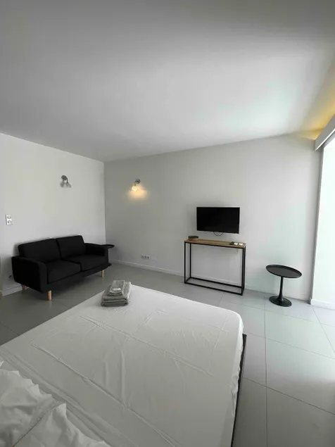 Studio Victoria-1 modern near downtown - Image 1