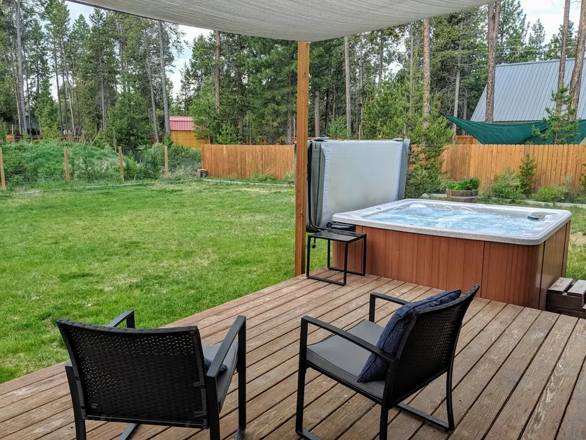 Private & fenced, hot tub, river near by, pets - Image 1