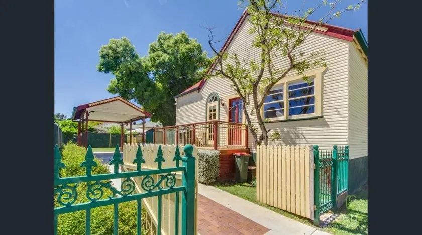 Bright 3-bedroom apartment - Central Armidale - Image 1