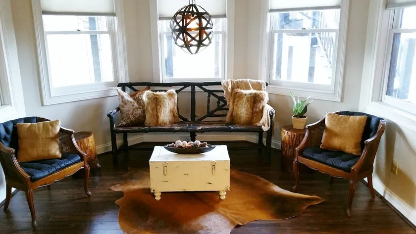 Private Entry, full suite w/game rm. Kitchenette. - Image 1