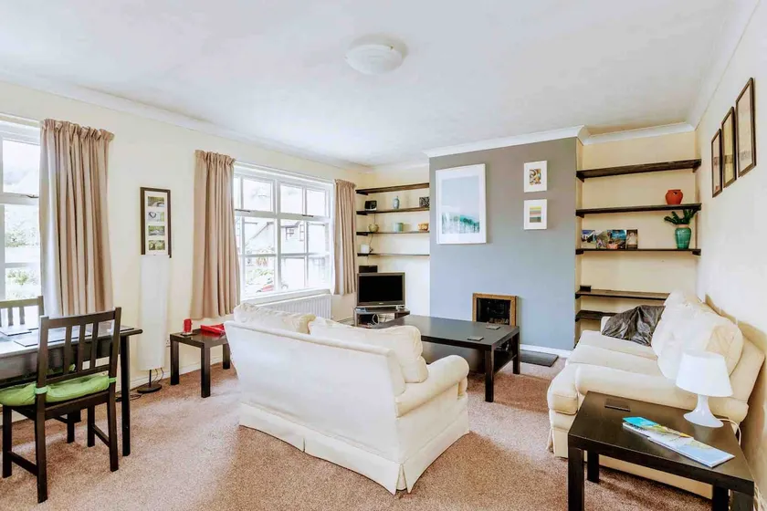 Superb, Spacious, Stylish Apt-WiFi-Private Parking - Image 1