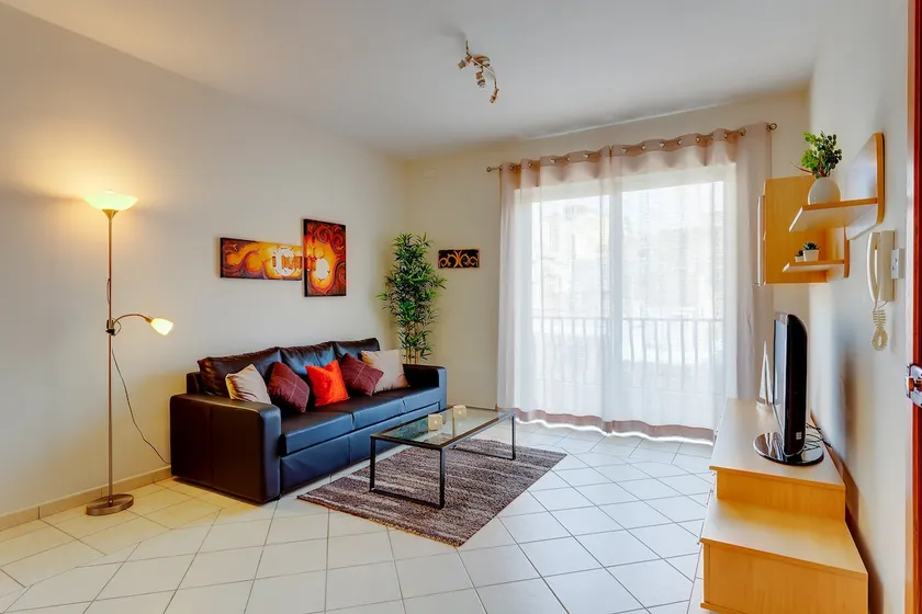 Spacious, Top Location Sliema Apartment - Image 1