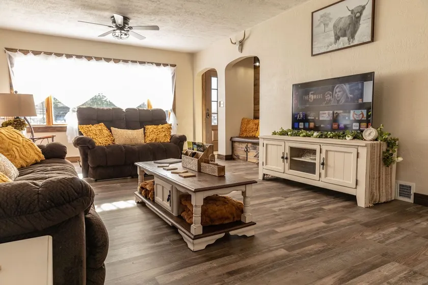 Luxury Somerset Townhouse w/ Fire Pit - Image 1