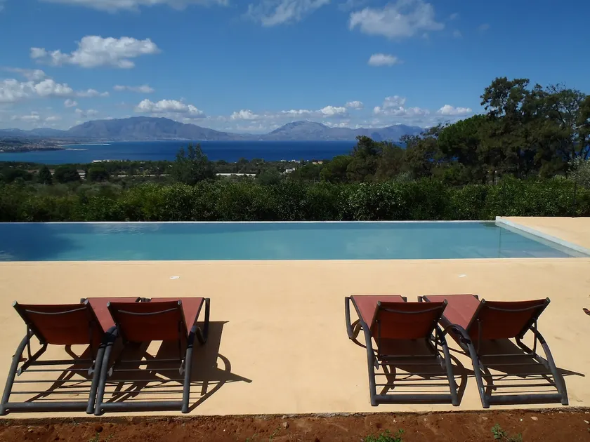 House with porch, pool and sea view - Image 1