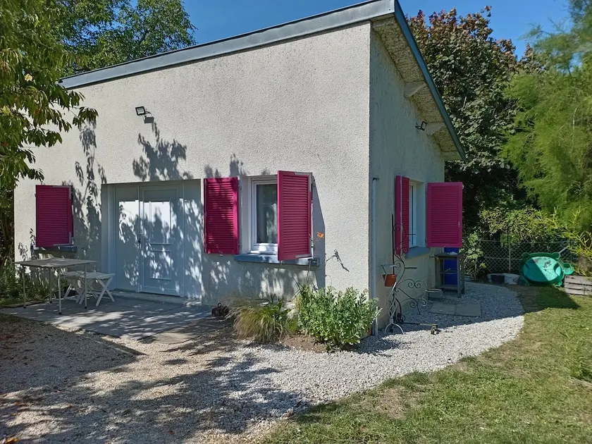 the house with pink shutters near Lac du Der - Image 1