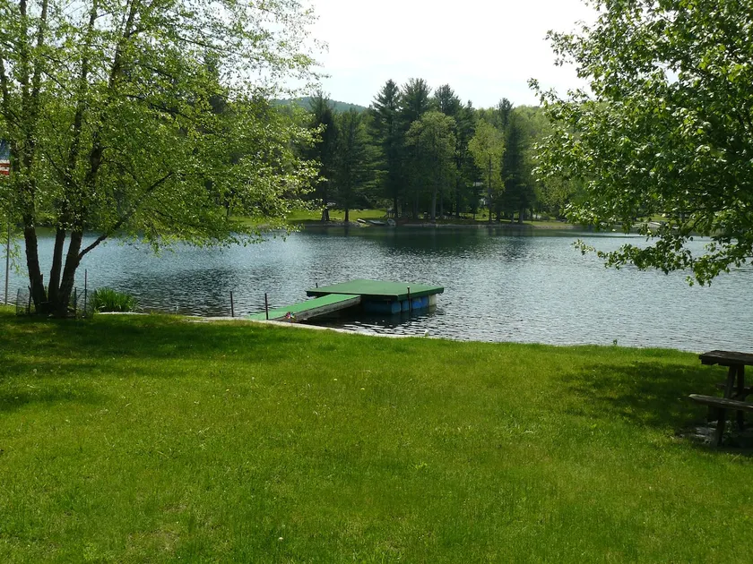Cottage on beautiful lake - Image 1