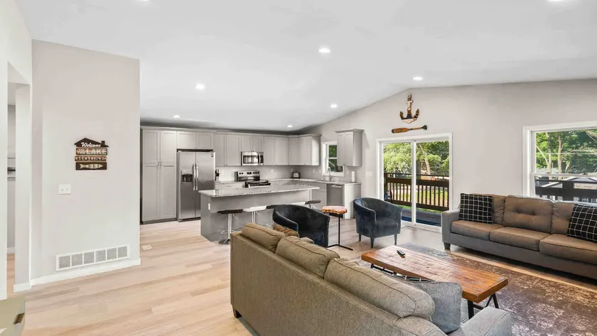 Island Park Loft South House- Sleeps 6 - 2 blocks from PM Park - Image 1