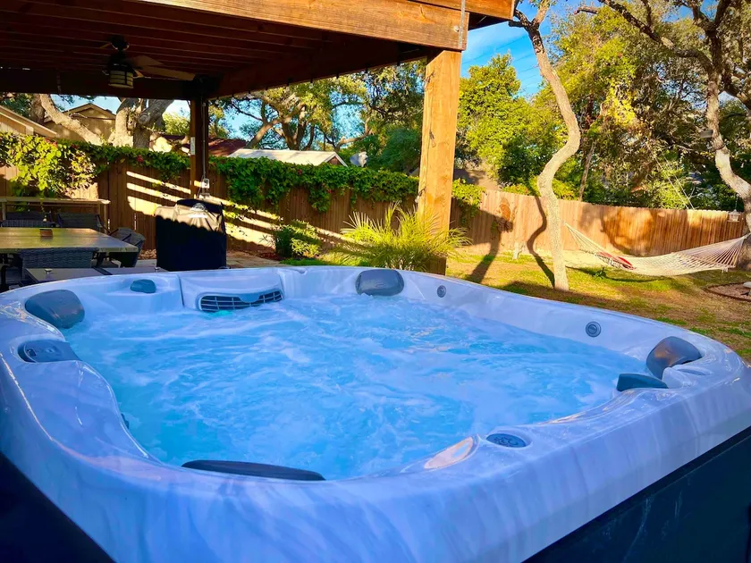 Hot Tub-Dog & Kid Friendly-FREE digital guidebook! - Image 1