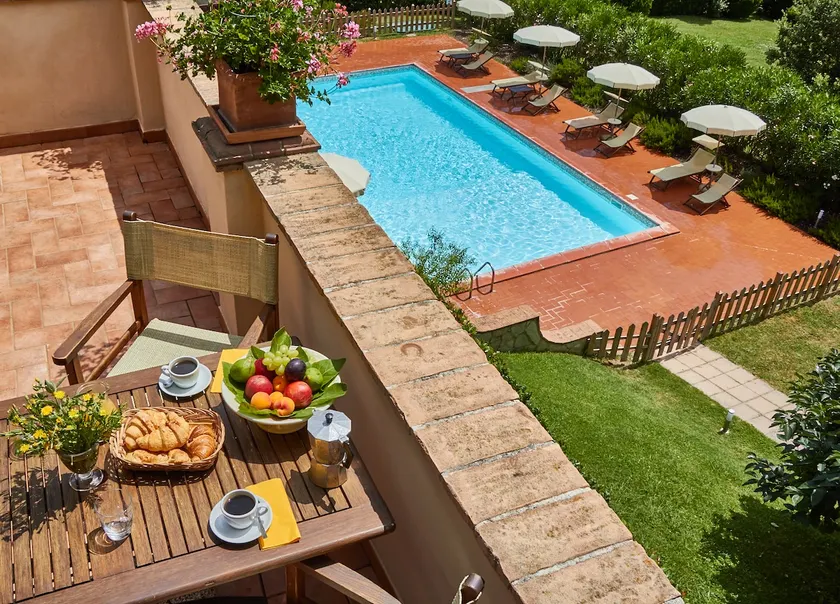 Apartment with hill view and pool - Image 1
