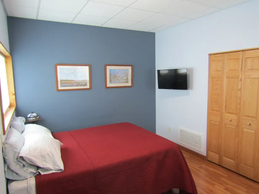 Quiet private suite with garage bay & kitchenette - Image 1