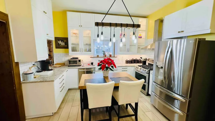 2-Story Updated Home Sleeps 11+ in Dwntn Delaware - Image 1