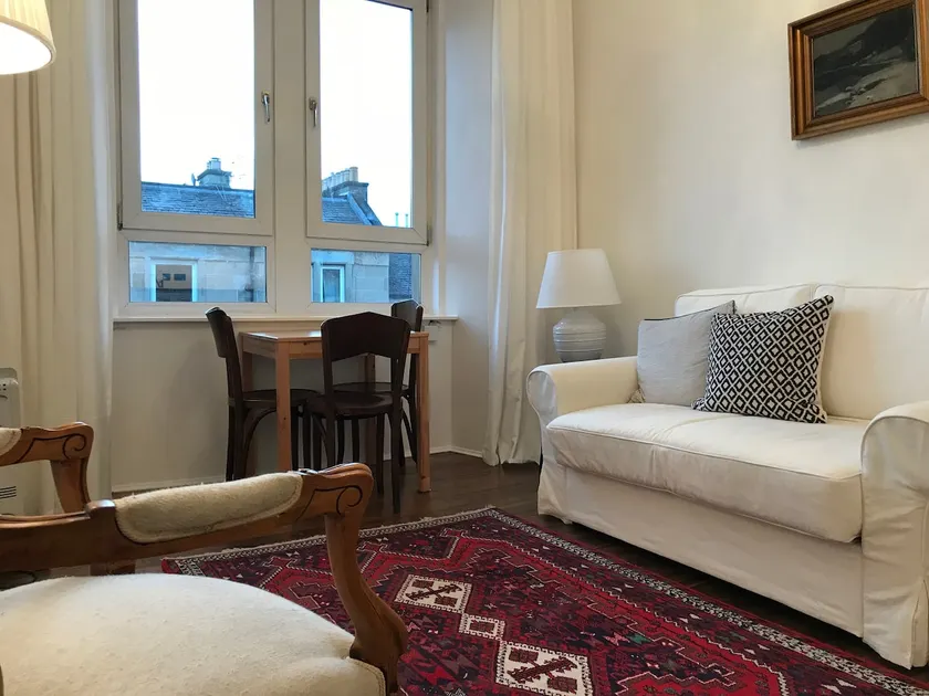 Elegant Modern 1BR Near Center, Trains - 5mn walk - Image 1