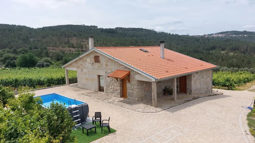 Cottage with Vineyard Pool - Image 1