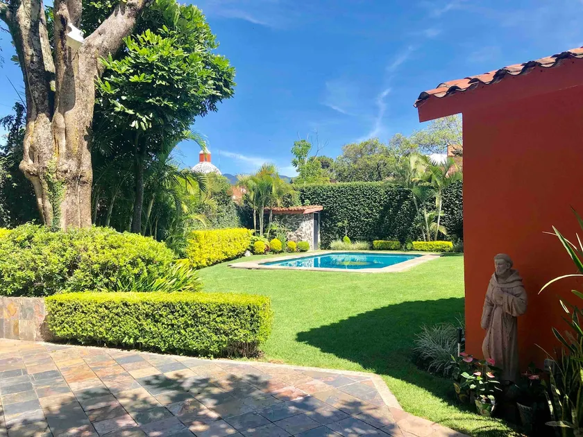 A private, one-story house with a pool and garden - Image 1