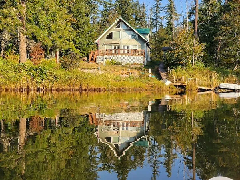 Nature Bay Retreat: Waterfront, fireplace & games - Image 1