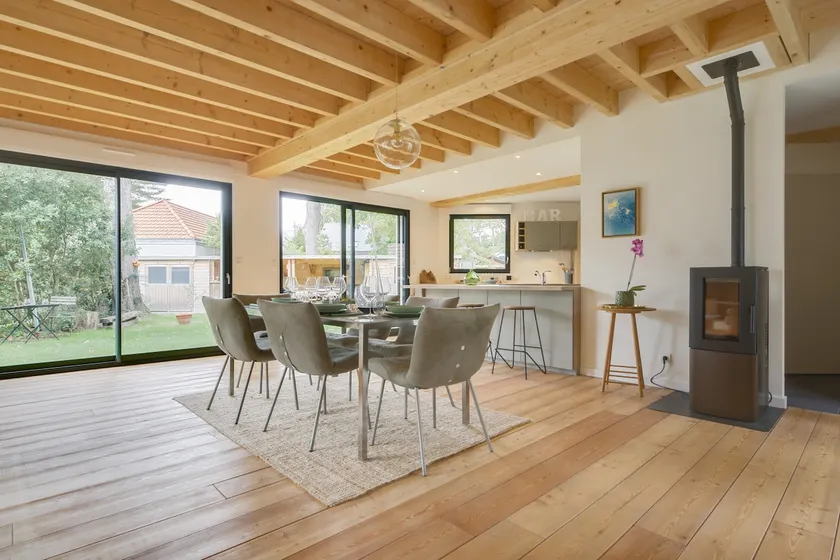 Modern Beach Home – 200m to Sand, 5BR - Image 1