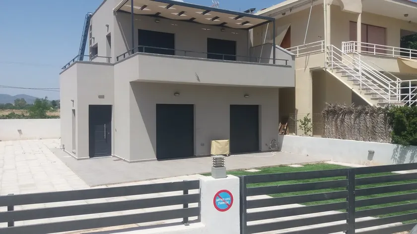 MODERN HOUSE NEAR THE SEA - Image 1