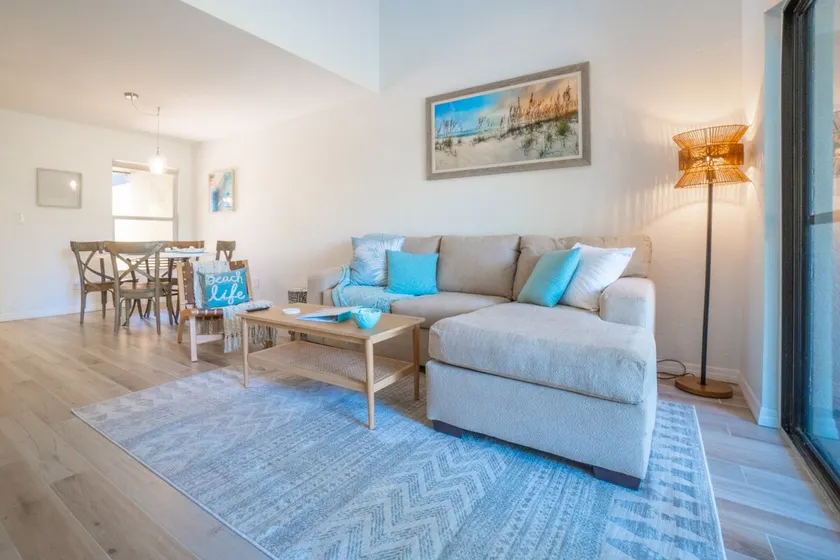Ocean Breeze Retreat - 6 minute walk to the beach! - Image 1