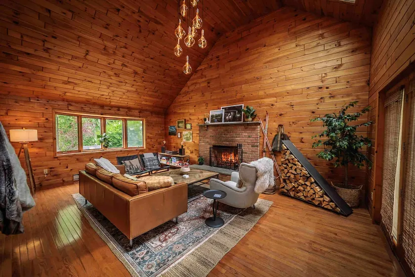 West Elm Lodge near Skiing • Waterfront • Groups • Breweries - Image 1