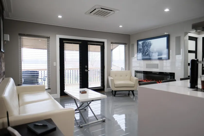 Stunning exec spa retreat w/panoramic lake views! - Image 1