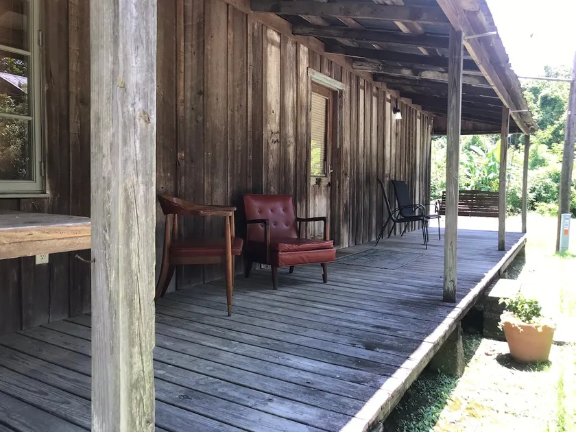 Cajun Cabin at 3 V Tourist Court - Image 1