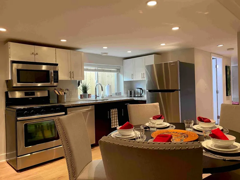 EYES ON KNIGHT-Spacious 2 B/R suite with Parking - Image 1