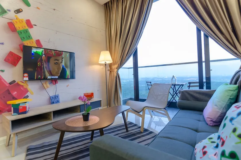 3BR D'Pristine Suite, Stunning Views & Near LEGOLAND - Image 1